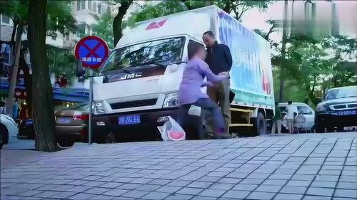 男生蹲在路边吃瓜