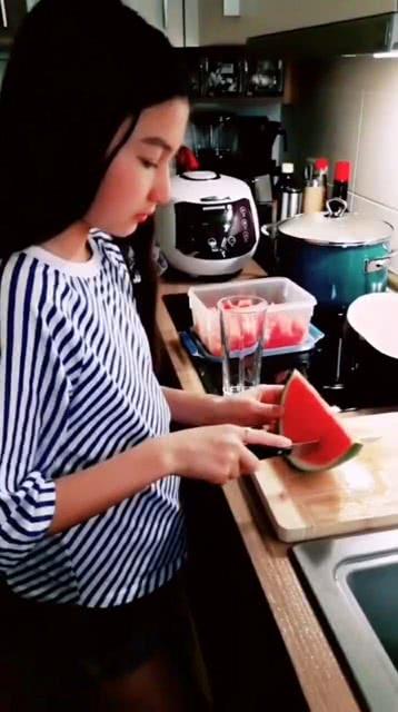 吃瓜弄到衣服上,一场意外的时尚秀