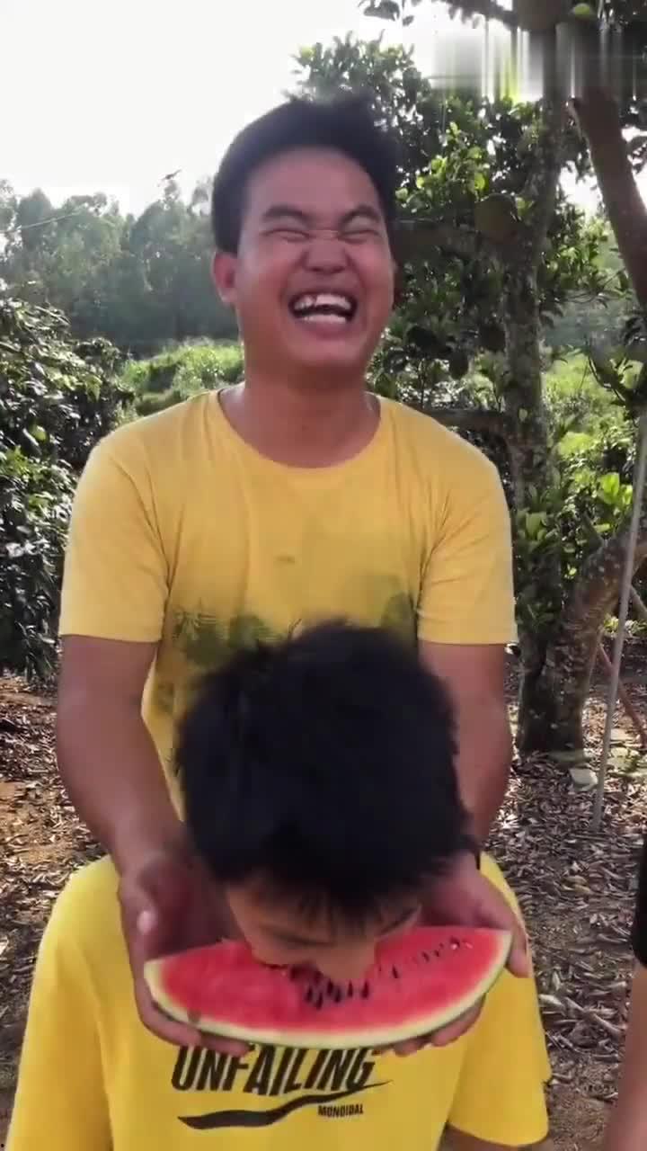 小伙洗脸吃瓜,年轻人的日常趣味生活