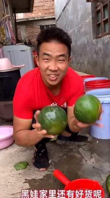 小伙洗脸吃瓜,年轻人的日常趣味生活